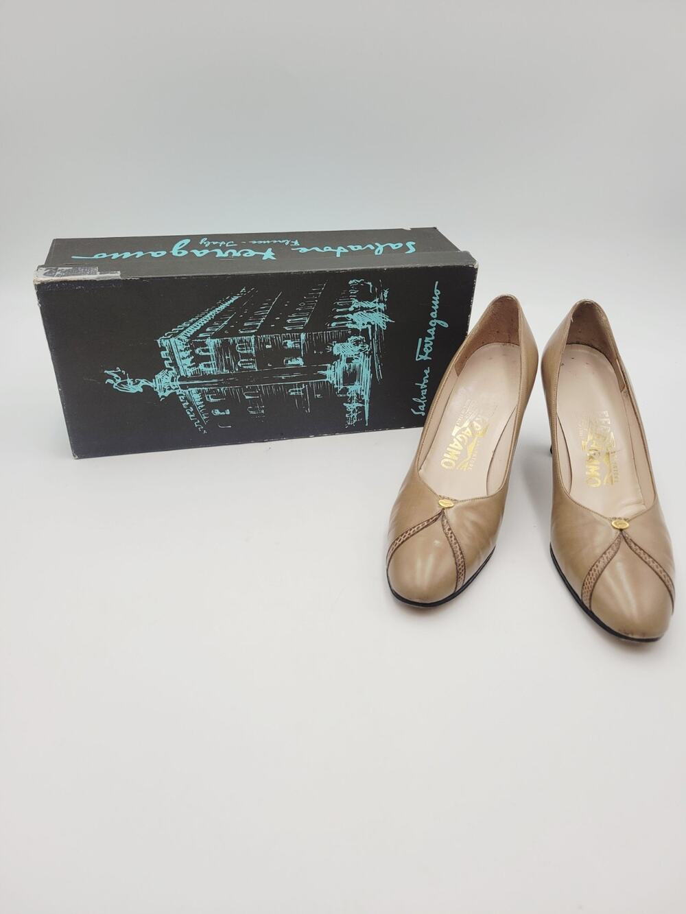 Salvatore Ferragamo Women’s Leather Square Tempora Nocciola Calf Lizz Sz 7AA Tan